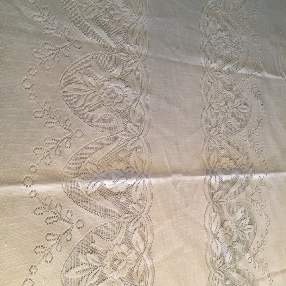 Tablecloth #2378 - Picture 4 of 5